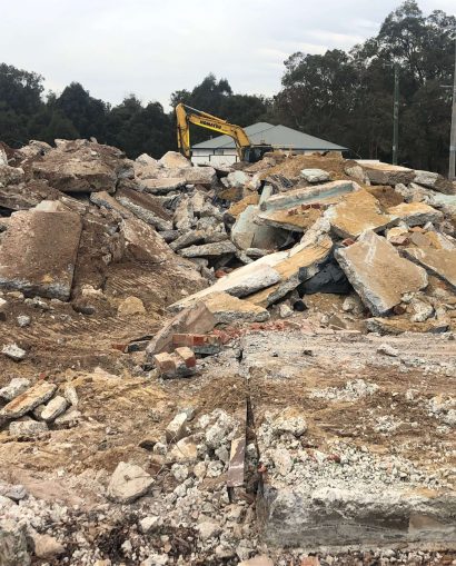 25t excavator performing mine site demolition Worsley WA