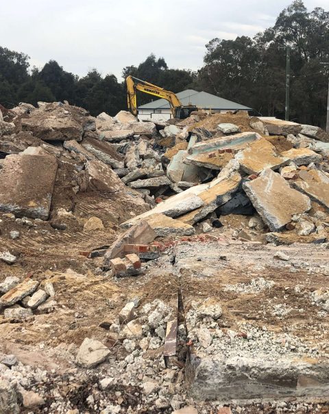 25t excavator performing mine site demolition Worsley WA