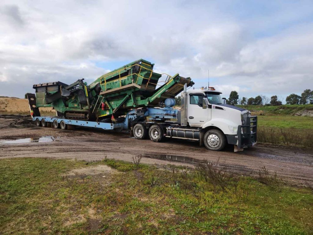 Certified PRR team securing overmass mining machinery for bulk transport